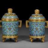 A PAIR OF CLOISONN&#201; ENAMEL TAPERING CYLINDRICAL TRIPOD CENSERS AND COVERS - Foto 2