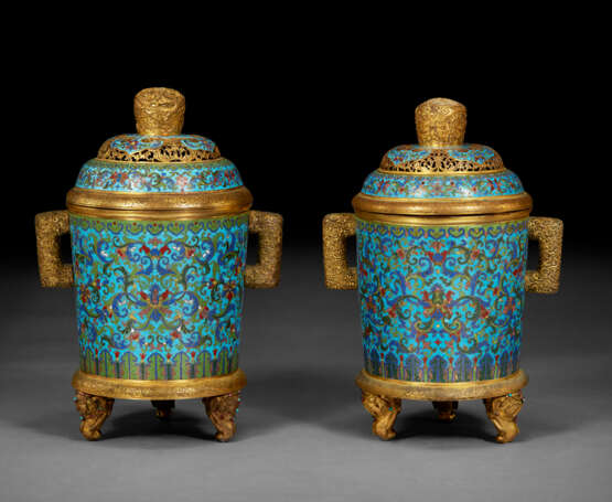 A PAIR OF CLOISONN&#201; ENAMEL TAPERING CYLINDRICAL TRIPOD CENSERS AND COVERS - фото 2
