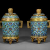A PAIR OF CLOISONN&#201; ENAMEL TAPERING CYLINDRICAL TRIPOD CENSERS AND COVERS - фото 3