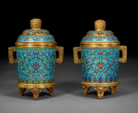 A PAIR OF CLOISONN&#201; ENAMEL TAPERING CYLINDRICAL TRIPOD CENSERS AND COVERS - Foto 3