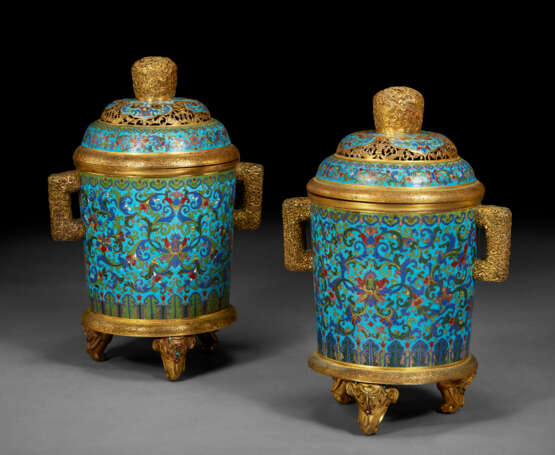 A PAIR OF CLOISONN&#201; ENAMEL TAPERING CYLINDRICAL TRIPOD CENSERS AND COVERS - фото 4