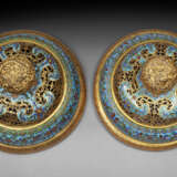 A PAIR OF CLOISONN&#201; ENAMEL TAPERING CYLINDRICAL TRIPOD CENSERS AND COVERS - фото 5