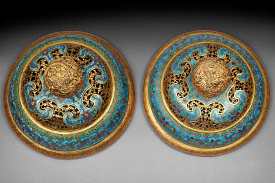 A PAIR OF CLOISONN&#201; ENAMEL TAPERING CYLINDRICAL TRIPOD CENSERS AND COVERS - Foto 5