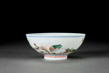 A FINELY DECORATED FAMILLE VERTE &#39;BIRDS AND LOTUS POND&#39; BOWL
