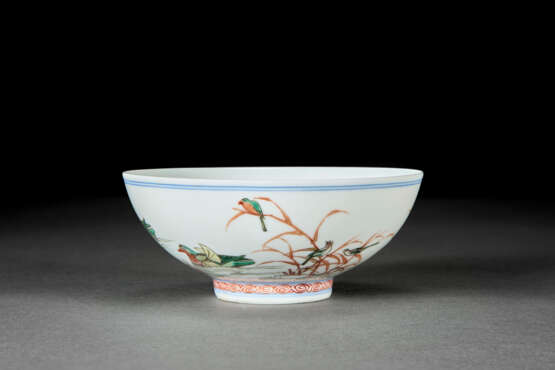 A FINELY DECORATED FAMILLE VERTE `BIRDS AND LOTUS POND` BOWL - photo 2