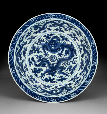 A RARE LARGE BLUE AND WHITE `DRAGON` DISH - фото 1