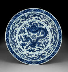 A RARE LARGE BLUE AND WHITE &#39;DRAGON&#39; DISH