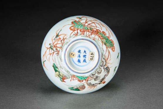 A FINELY DECORATED FAMILLE VERTE `BIRDS AND LOTUS POND` BOWL - photo 5