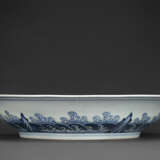 A RARE LARGE BLUE AND WHITE `DRAGON` DISH - фото 2