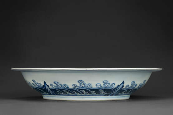 A RARE LARGE BLUE AND WHITE `DRAGON` DISH - фото 2
