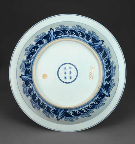A RARE LARGE BLUE AND WHITE `DRAGON` DISH - фото 3