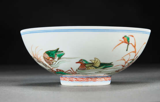 A FINELY DECORATED FAMILLE VERTE `BIRDS AND LOTUS POND` BOWL - photo 9