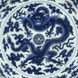 A RARE LARGE BLUE AND WHITE `DRAGON` DISH - фото 5