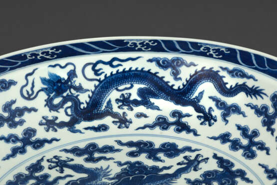 A RARE LARGE BLUE AND WHITE `DRAGON` DISH - фото 6