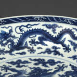 A RARE LARGE BLUE AND WHITE `DRAGON` DISH - Foto 6