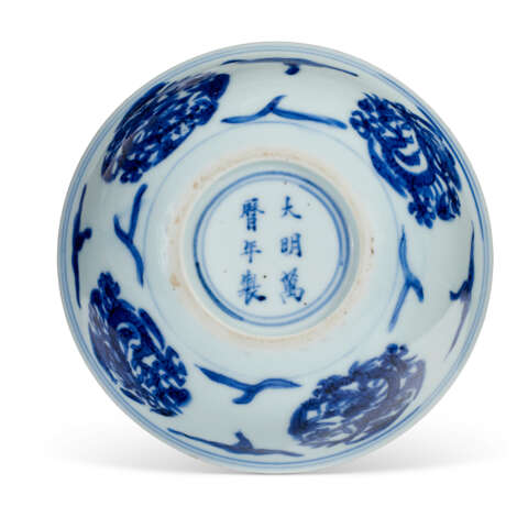 A BLUE AND WHITE `DRAGON` BOWL - фото 3