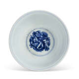 A BLUE AND WHITE `DRAGON` BOWL - фото 4