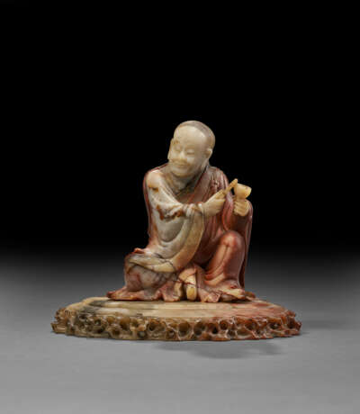 A WELL-CARVED SOAPSTONE FIGURE OF A SEATED LUOHAN - фото 2