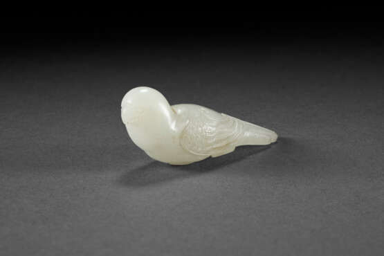 A WELL-CARVED WHITE JADE FIGURE OF A RECUMBENT BIRD - photo 2