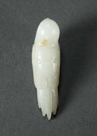 A WELL-CARVED WHITE JADE FIGURE OF A RECUMBENT BIRD - Foto 3