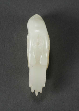 A WELL-CARVED WHITE JADE FIGURE OF A RECUMBENT BIRD - Foto 4