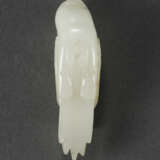A WELL-CARVED WHITE JADE FIGURE OF A RECUMBENT BIRD - Foto 4