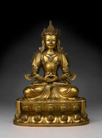 A VERY RARE AND FINELY-CAST IMPERIAL GILT-BRONZE FIGURE OF SEATED AMITAYUS - фото 1