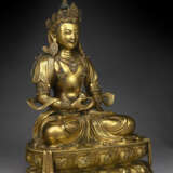 A VERY RARE AND FINELY-CAST IMPERIAL GILT-BRONZE FIGURE OF SEATED AMITAYUS - фото 2