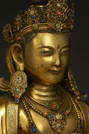 A VERY RARE AND FINELY-CAST IMPERIAL GILT-BRONZE FIGURE OF SEATED AMITAYUS - фото 4