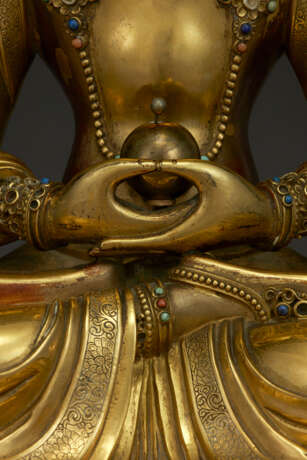 A VERY RARE AND FINELY-CAST IMPERIAL GILT-BRONZE FIGURE OF SEATED AMITAYUS - Foto 5