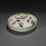 A PAINTED CIZHOU CIRCULAR BOX AND COVER - Foto 1