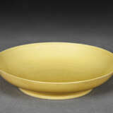 A SMALL INCISED YELLOW-GLAZED `DRAGON AND PHOENIX` DISH - photo 2