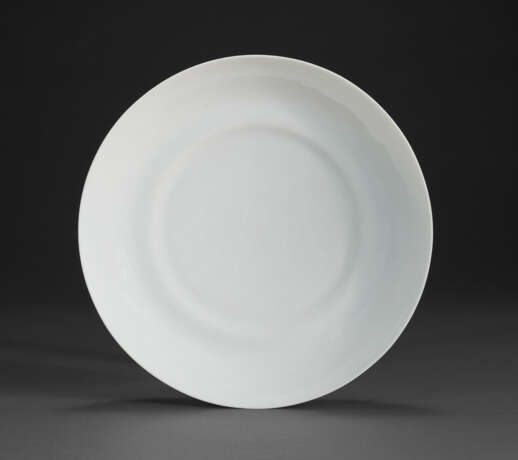AN ANHUA-DECORATED WHITE-GLAZED ‘DRAGON’ DISH - photo 1
