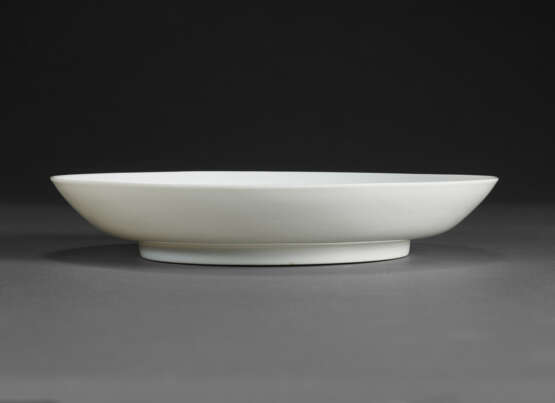 AN ANHUA-DECORATED WHITE-GLAZED ‘DRAGON’ DISH - photo 2