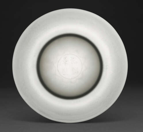AN ANHUA-DECORATED WHITE-GLAZED ‘DRAGON’ DISH - Foto 3