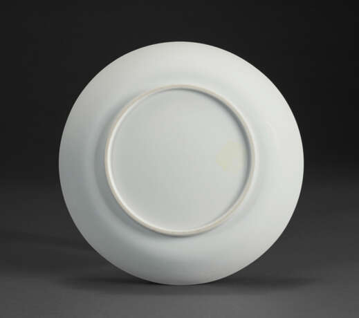 AN ANHUA-DECORATED WHITE-GLAZED ‘DRAGON’ DISH - Foto 4
