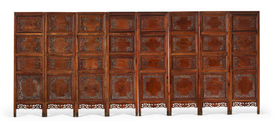 A VERY RARE AND UNUSUAL EIGHT-PANEL SOAPSTONE AND MOTHER-OF-PEARL-INLAID HUANGHUALI FOLDING SCREEN - Foto 2