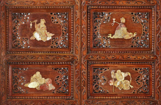 A VERY RARE AND UNUSUAL EIGHT-PANEL SOAPSTONE AND MOTHER-OF-PEARL-INLAID HUANGHUALI FOLDING SCREEN - Foto 3