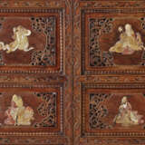 A VERY RARE AND UNUSUAL EIGHT-PANEL SOAPSTONE AND MOTHER-OF-PEARL-INLAID HUANGHUALI FOLDING SCREEN - Foto 4