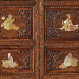 A VERY RARE AND UNUSUAL EIGHT-PANEL SOAPSTONE AND MOTHER-OF-PEARL-INLAID HUANGHUALI FOLDING SCREEN - Foto 5