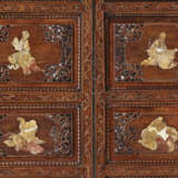 A VERY RARE AND UNUSUAL EIGHT-PANEL SOAPSTONE AND MOTHER-OF-PEARL-INLAID HUANGHUALI FOLDING SCREEN - Foto 6