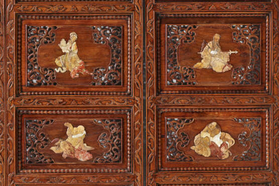 A VERY RARE AND UNUSUAL EIGHT-PANEL SOAPSTONE AND MOTHER-OF-PEARL-INLAID HUANGHUALI FOLDING SCREEN - Foto 6