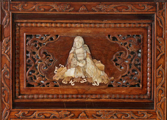 A VERY RARE AND UNUSUAL EIGHT-PANEL SOAPSTONE AND MOTHER-OF-PEARL-INLAID HUANGHUALI FOLDING SCREEN - Foto 8