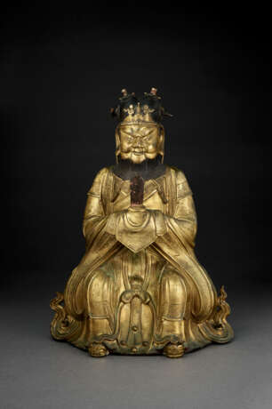 A LARGE WELL-CAST GILT-BRONZE FIGURE OF A HIGH DAOIST IMMORTAL - Foto 1