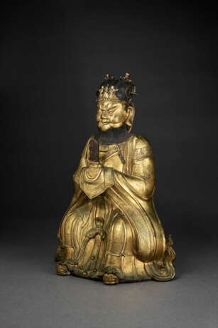 A LARGE WELL-CAST GILT-BRONZE FIGURE OF A HIGH DAOIST IMMORTAL - Foto 2