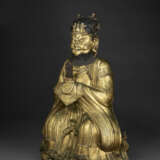 A LARGE WELL-CAST GILT-BRONZE FIGURE OF A HIGH DAOIST IMMORTAL - Foto 2