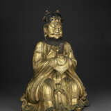 A LARGE WELL-CAST GILT-BRONZE FIGURE OF A HIGH DAOIST IMMORTAL - Foto 3