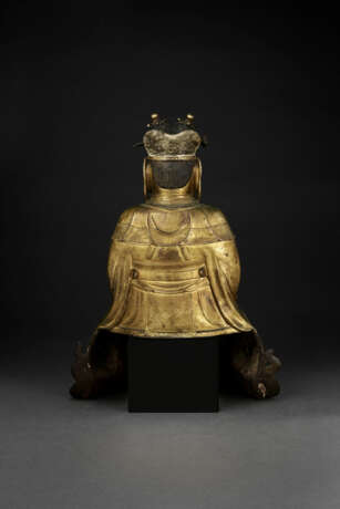 A LARGE WELL-CAST GILT-BRONZE FIGURE OF A HIGH DAOIST IMMORTAL - photo 4