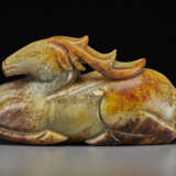 A PALE GREY AND RUSSET JADE FIGURE OF A RECUMBENT STAG - photo 2