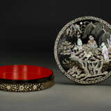 A MOTHER-OF-PEARL-INLAID CIRCULAR BOX AND COVER - фото 3